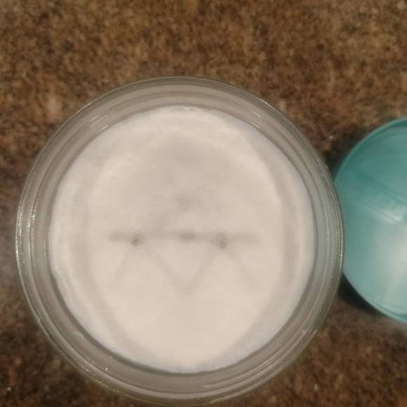 Burt’s Bees’ Eucalyptus Mint Candle - Picture 3 of 4